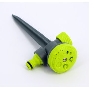 Дождевальное устройство со стержнем для закрепления в земле